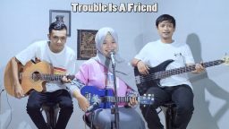 lirik lagu trouble is a friend dan maknanya